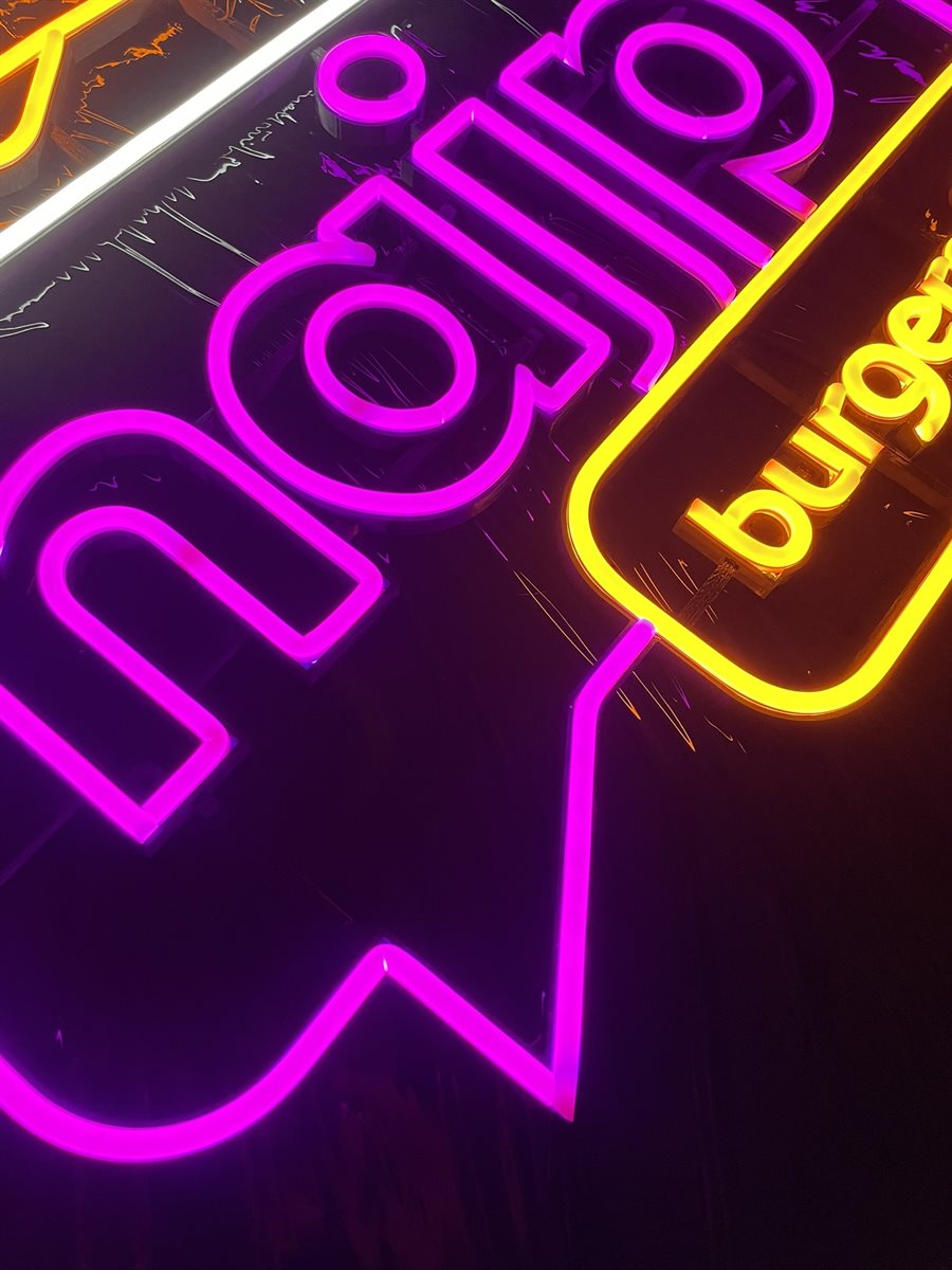 Zbliżenie neonu LED bez pleksi, widoczny sam świecący kontur