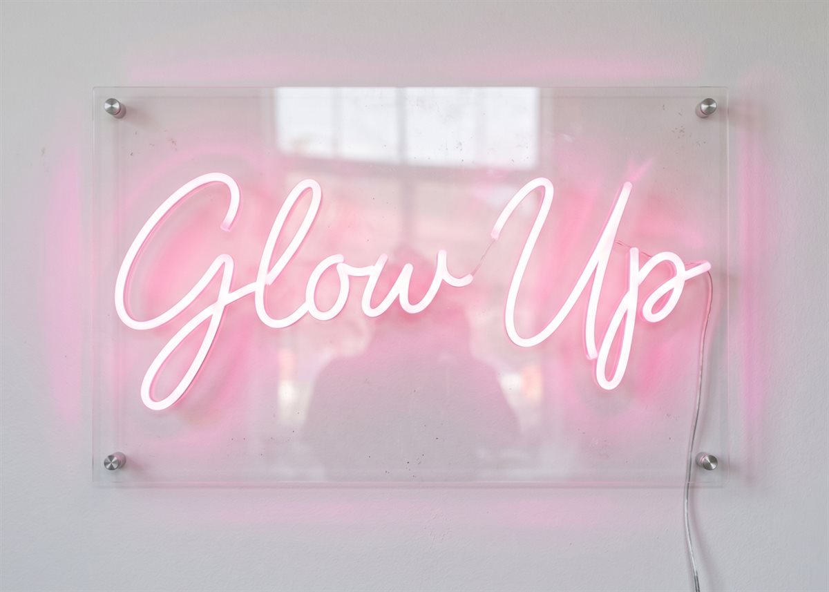 Neon na płycie z pleksi, w płycie odbija się okno i wnętrze pomieszczenia