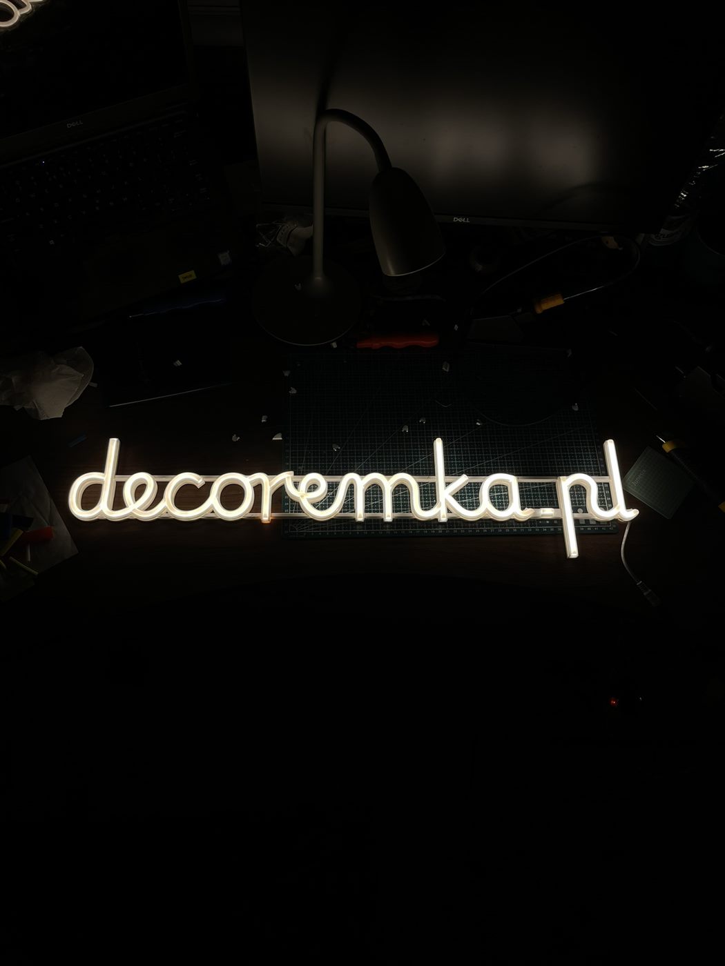 Neon LED z napisem decoremka.pl, ciepłe białe światło