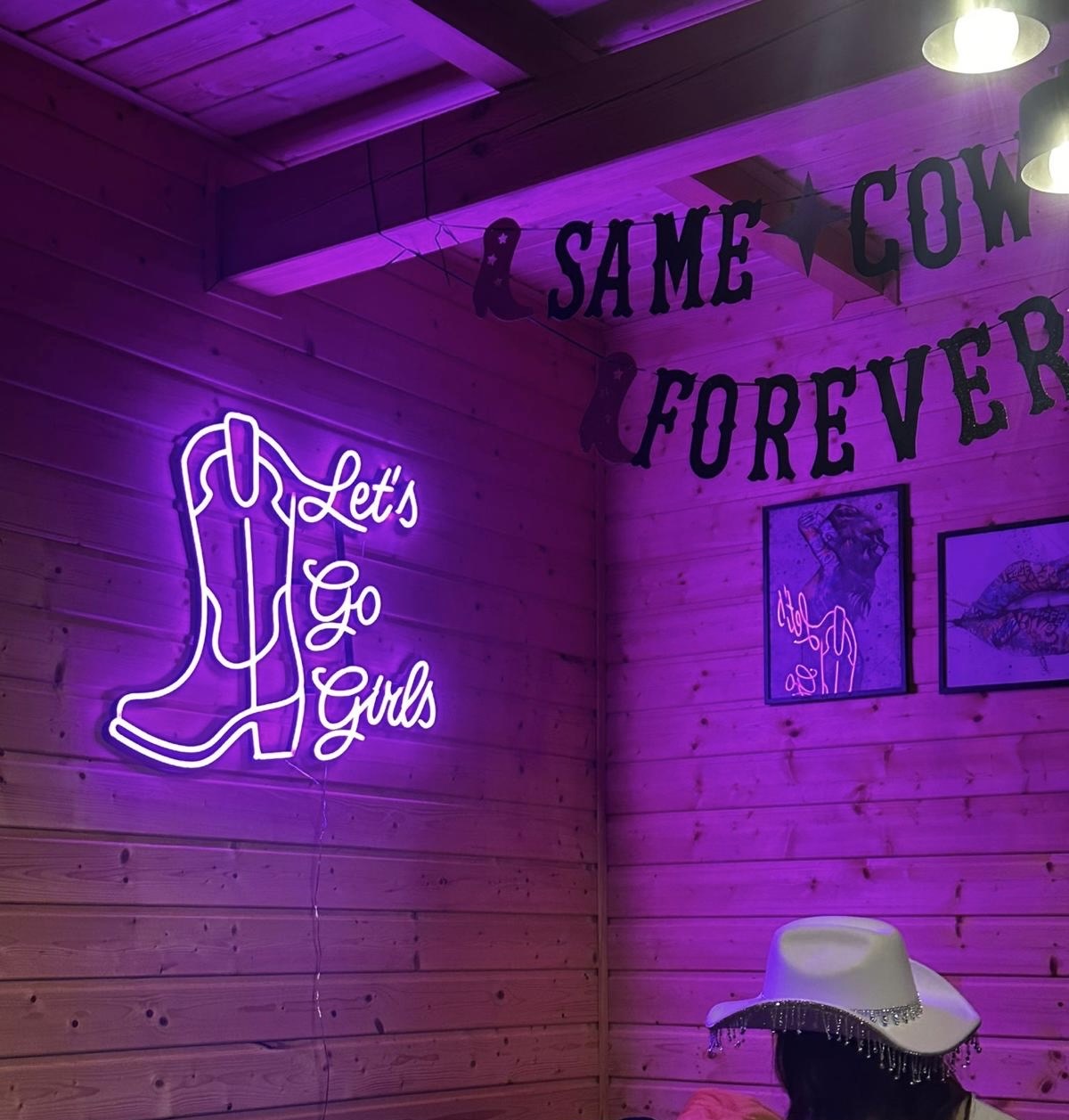 Różowy neon LET'S GO GIRLS z kowbojskim butem, neon na wynajem na panieński